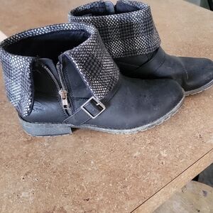 Rocket Dog Black Ankle Boots with Gray Tweed Fold-Over Cuff